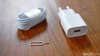 Aksesori yang diberikan berupa charger, kabel data dan jarum SIM Card tray. Foto: Adi Fida Rahman/detikINET