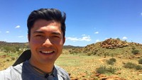 Selain main ke Taman Nasional Uluru, Henry juga jalan-jalan ke Alice Springs, kota terpencil di Northern Territory Australia. (henrygolding/Instagram)