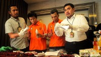 Dalam rilis yang dilaksanakan di Polda Metro Jaya, Jakarta, Senin (27/8/2018), AKBP Doni Alexander bersama petugas kepolisian lainnya menampilkan dua pelaku yang berhasil ditangkap beserta barang bukti.