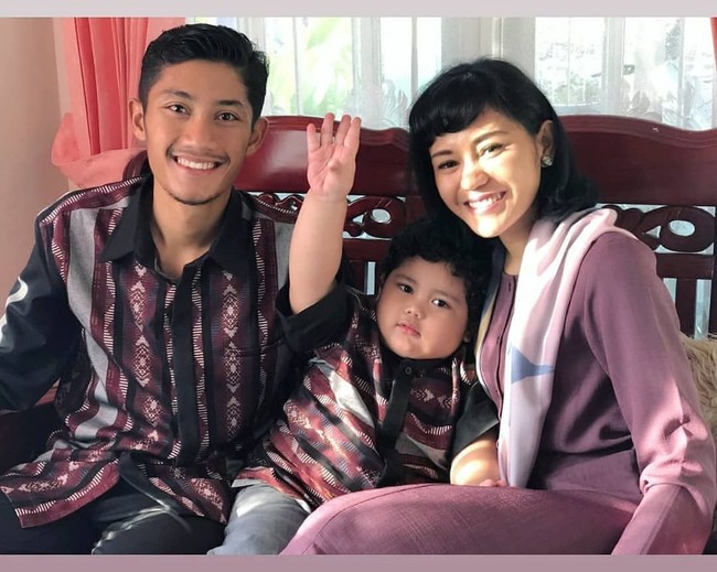 Yanthi Fuchianty dan Aiman Cahyadi merupakan pasangan atlet balap sepeda yang berlaga di Asian Games 2018. Menikah pada Januari 2015, pasangan atlet ini telah dikarunia buah hati yang sudah menginjak usia dua tahun. Foto: Instagram