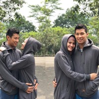 Nandita dan Aji diketahui menjalin hubungan asmara saat keduanya mengunggah potret mesra bersama setelah memenangkan pertandingan voli di Sea Games 2017. Saat itu, Nandita dan Aji sama-sama memberikan medali perak untuk Pesta Olahraga Asia Tenggara yang digelar di Malaysia.  Foto: Instagram