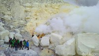 Foto: Dengan adanya surat kedua itu, wisatawan dinyatakan masih boleh berkunjung ke Kawah Ijen (Chuk S Widarsha/detikTravel)