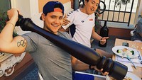 Everythings bigger in Croatia, tulis pria yang baru berusia 23 tahun itu kala menuangkan garam dari botol garam berukuran raksasa tepat di atas spaghetti yang ia pesan. Foto: Instagram @josephschooling