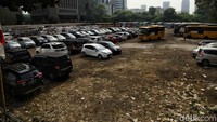 Lahan parkir ini untuk memudahkan para penonton memarkir kendaraannya di kawasan GBK.