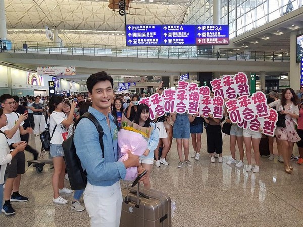 Potret saat Lee Seung Hwang ke Hong Kong beberapa waktu lalu. Dia disambut para fans di bandara (2sh_____/Instagram)