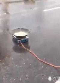 Duh, Pria Ini Masak Mie Instan di Tengah Jalan