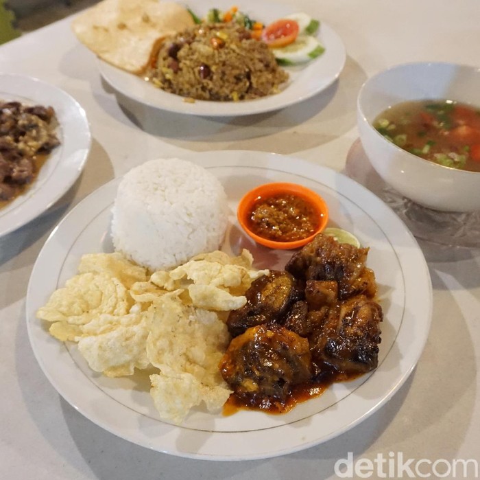 Rumah Huk Family Resto: Menikmati Sop Iga Bakar dengan 