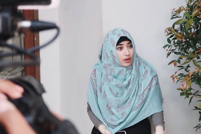 Biasanya, Chacha memilih pashmina atau shawl berbahan viscose. Ia pakai dengan sederhana dengan satu sisi hijab dibiarkan terulur menutupi dadanya. Foto: Instagram/Oznapitzcha