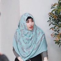 Biasanya, Chacha memilih pashmina atau shawl berbahan viscose. Ia pakai dengan sederhana dengan satu sisi hijab dibiarkan terulur menutupi dadanya. Foto: Instagram/Oznapitzcha