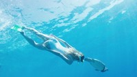 Selain hunting foto cantik, Karlie juga snorkling lho! Ini tatkala dia sedang berenang di Great Barrier Reef di Australia. (karliekloss/Instagram)