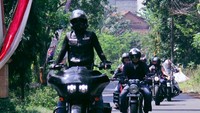 Yap Otolovers, peraih medali emas Olimpiade Rio de Janiero 2016 ini kedapatan suka menghabiskan waktu luangnya untuk jalan-jalan bersama moge bersama teman-temannya. Hal ini bisa diketahui lewat postingan Instagram pribadi pebulutangkis yang akrab disapa Owi itu. Foto: Pool (Instagram)