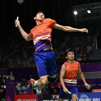 Masih dari Malaysia, pilihan lainnya adalah kostum berwarna warna dan celana biru. Motif garis berbentuk segitiga tampak menghiasi bagian depan kaus. (Foto: Getty Images)