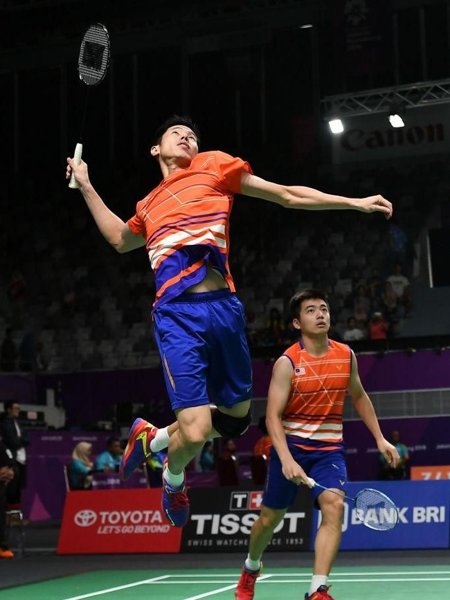 Masih dari Malaysia, pilihan lainnya adalah kostum berwarna warna dan celana biru. Motif garis berbentuk segitiga tampak menghiasi bagian depan kaus. (Foto: Getty Images)