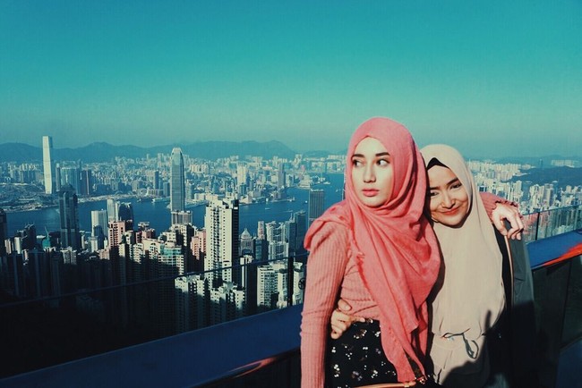 Agar tak tampil tua, pemilihan warna dan corak juga sangat penting. Usahakan memilih warna yang cerah dan lembut.  Foto: Instagram/Oznapitzcha