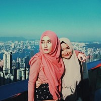 Agar tak tampil tua, pemilihan warna dan corak juga sangat penting. Usahakan memilih warna yang cerah dan lembut.  Foto: Instagram/Oznapitzcha