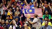 Tak mau kalah, suporter Malaysia juga ikut memberikan dukungan.