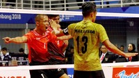 Di set kedua Malaysia yang menurunkan Muhammad Azlan, Muhammad Zulkifli Abd Razak, dan Farhan Adam sempat leading 10-8. Perlahan tapi pasti Indonesia mengejar. Namun, Malaysia lalu menahan skor 19-19 sama sebelum berbalik menang 22-20.