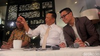 Dalam survei tersebut DPR menduduki posisi kelima dari delapan lembaga soal tingkat kepercayaan masyarakat.