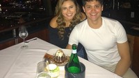 Tuh kan, lagi lagi melahap dessert manis. Kali ini ia dan teman wanitanya melahap choco lava. Ia memadukan desser manis itu dengan sebotol wine.  Foto: Instagram @josephschooling
