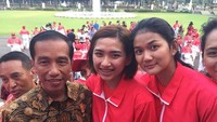 Yolla berkesempatan berfoto dengan Presiden Republik Indonesia Joko Widodo di Istana Negara. (instagram/yollayuliana1515)