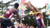 Ade Candra dan Ashfiya menghadapi Ahmed Janko dan Cherif Samba dalam final voli pantai putra di JSC Beach Volley, Palembang, Selasa (28/8/2018).