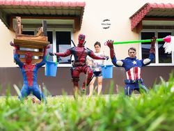 Aksi Superhero Mainan Saat Bersantai di Rumah