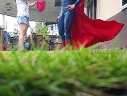 Aksi Superhero Mainan Saat Bersantai di Rumah