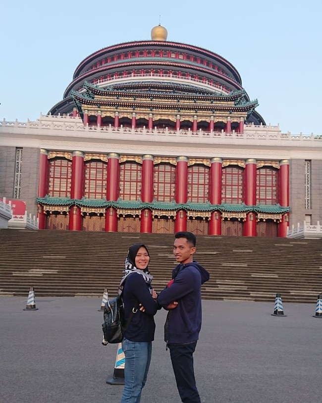 Hijabers yang juga berhasil meraih emas di kejuaraan dunia wall climbing yang diselenggarakan di China beberapa waktu lalu ini, kerap mengunggah momen kebersamaan yang romantis bersama Fajri. Foto: Instagram