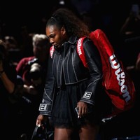 Masuk ke area lapangan, petenis 36 tahun itu muncul dalam balutan cropped biker jacket hitam yang membungkus kostumnya. Jaket tersebut hadir dengan logo Off-White pada ujung kedua lengannya. (Foto: Getty Images)