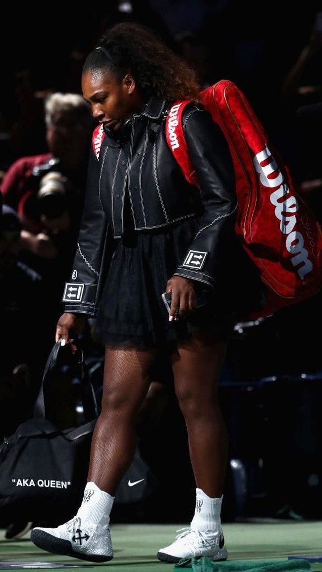 Masuk ke area lapangan, petenis 36 tahun itu muncul dalam balutan cropped biker jacket hitam yang membungkus kostumnya. Jaket tersebut hadir dengan logo Off-White pada ujung kedua lengannya. (Foto: Getty Images)
