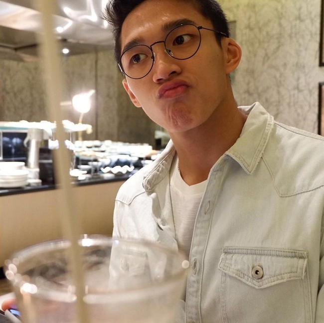 Berfoto dengan pose duck face seperti yang dilakukan Jonatan Christie ini sempat tren di Instagram beberapa tahun lalu. Dan Jojo sepertinya sangat menyukai gaya foto ini karena dia beberapakali mengunggah foto dengan pose serupa di akun media sosialnya. Foto: Instagram