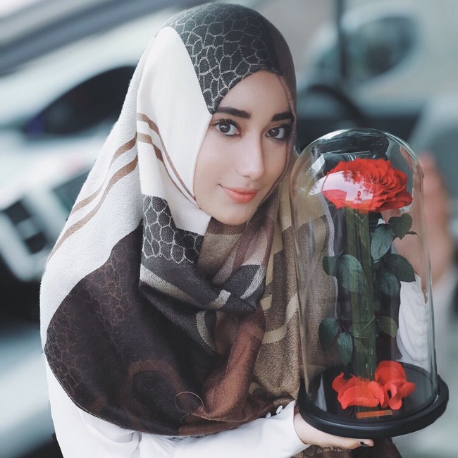 Tak hanya parasnya yang cantik, penampilan hijab Chacha juga jadi perhatian. Di usianya yang masih remaja, Chacha sudah memakai hijab panjang. Foto: Instagram/Oznapitzcha
