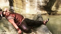 Fariz beradu akting dengan Vino G Bastian dalam film yang baru tayang itu. Dok. Instagram/fariz_alfarazi