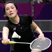 Pebulutangkis Thi Trang Vu dari Vietnam beraksi dengan jersey serba hitam. Berbeda dari negara lainnya, seragam tim Vietnam polos tanpa motif. Bahkan gambar bendera negaranya pun tak terlihat di bagian depan. (Foto: Getty Images)