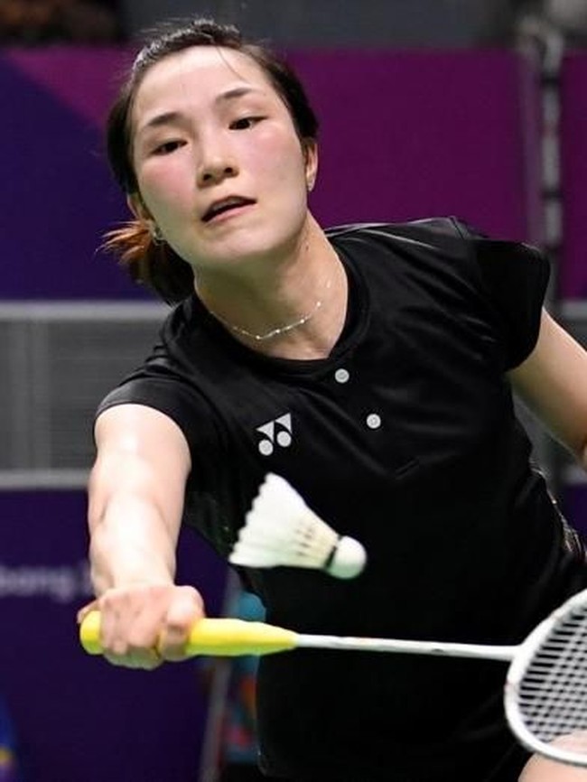 Pebulutangkis Thi Trang Vu dari Vietnam beraksi dengan jersey serba hitam. Berbeda dari negara lainnya, seragam tim Vietnam polos tanpa motif. Bahkan gambar bendera negaranya pun tak terlihat di bagian depan. (Foto: Getty Images)