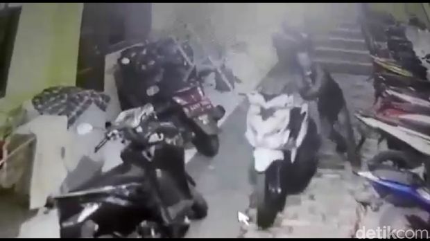 Aksi Pencurian 2 Sepeda Motor di Kramat Jati Terekam CCTV 