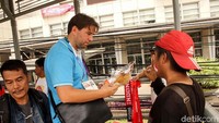 Para pedagang mengakui keuntungan yang mereka dapatkan dari penjualan pernak-pernik Asian Games 2018 menguntungkan.