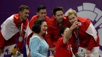 Momen pengalungan medali emas dan perak untuk Kevin/Markus dan Fajar/Rian.