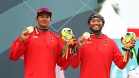 Gilang Ramadhan dan Danangsyah Yudhistira Pribadi menunjukan medali perunggu milik mereka.