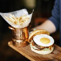 Makan Malam Istimewa Pakai Burger Wagyu yang Gurih Juicy