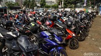 Mulai dari mobil hingga motor bisa parkir di lokasi yang telah disediakan.