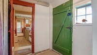Kini, hanya tinggal tersisa 20 rumah saja. The Seaweed House otomatis jadi yang bisa dilihat dan diinapi oleh wisatawan (Adam Schnack/airbnb)