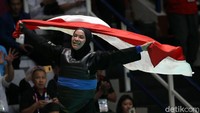 Sarah mengibarkan bendera merah putih usai mengalahkan Nong Oy Vongphakdy.