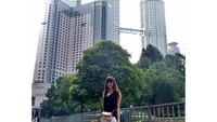 Gaya Sabina berpose di depan Menara Kembar Petronas. (Instagram/@altynbekova_20)
