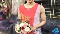 Sejak 2009, Saina masuk 10 besar pebulutangkis wanita handal dunia. Manis ya pose Saina saat merayakan ulang tahun dengan cake bunga! Foto: Instagram nehwalsaina