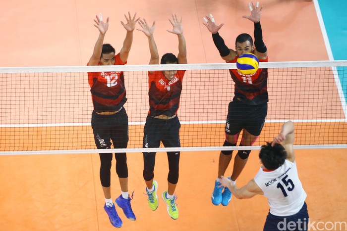 Tim Volli Putra Indonesia Kalah Oleh Korsel

Tim bola volly Indonesia berhadapan dengan tim bola volly dari Korea Selatan di babak 

Asian Games 2018, Jakarta, Selasa (28/8/2018). Timnas volli putra Indonesia harus mengakui ketangguhan timnas volly Korea Selatan dalam 3 set langsung. Grandyos Zafna/detikcom