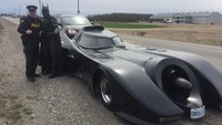 Ternyata polisi tersebut dan rekannya hanya ingin berfoto dengan sang Batman. Dok. Twitter/@THE8DARK8KNIGHT