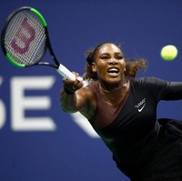 Model busana tersebut sama seperti yang Serena pakai di pertandingan sebelumnya saat melawan Magda Linette dari Polandia. Adalah Virgil Abloh, pendiri label Off-White sekaligus perancang menswear Louis Vuitton, yang mendesain kostum Serena itu. (Foto: Getty Images)