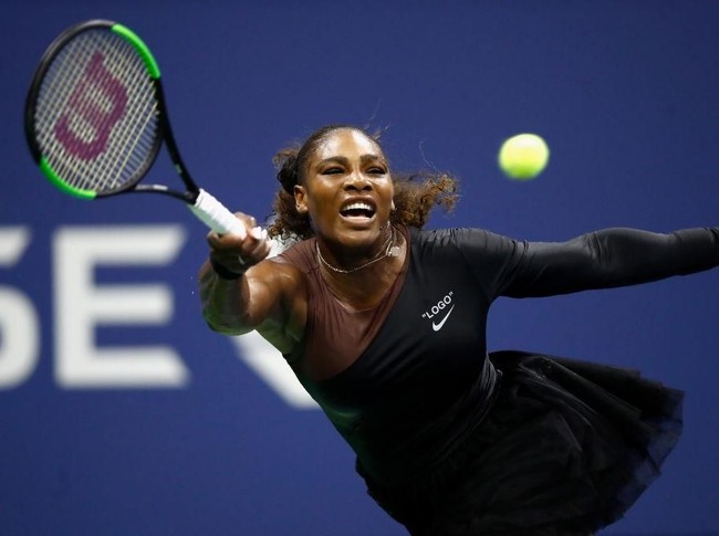 Model busana tersebut sama seperti yang Serena pakai di pertandingan sebelumnya saat melawan Magda Linette dari Polandia. Adalah Virgil Abloh, pendiri label Off-White sekaligus perancang menswear Louis Vuitton, yang mendesain kostum Serena itu. (Foto: Getty Images)