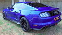 Mustang milik Kevin termasuk seri Mustang Ecoboost, dengan tipe mesin 2.3 L Ecoboost. Mesin ini mampu menyemburkan 310 tenaga kuda di 5.500 rpm, dengan torsi mencapai 320 lb-ft di 4.250 rpm. Tenaga sebesar itu disalurkan ke roda melalui transmisi 6 percepatan. Untuk harganya ditaksir capai Rp 1,2 miliar. Foto: Screenshot Instagram Kevin Sanjaya